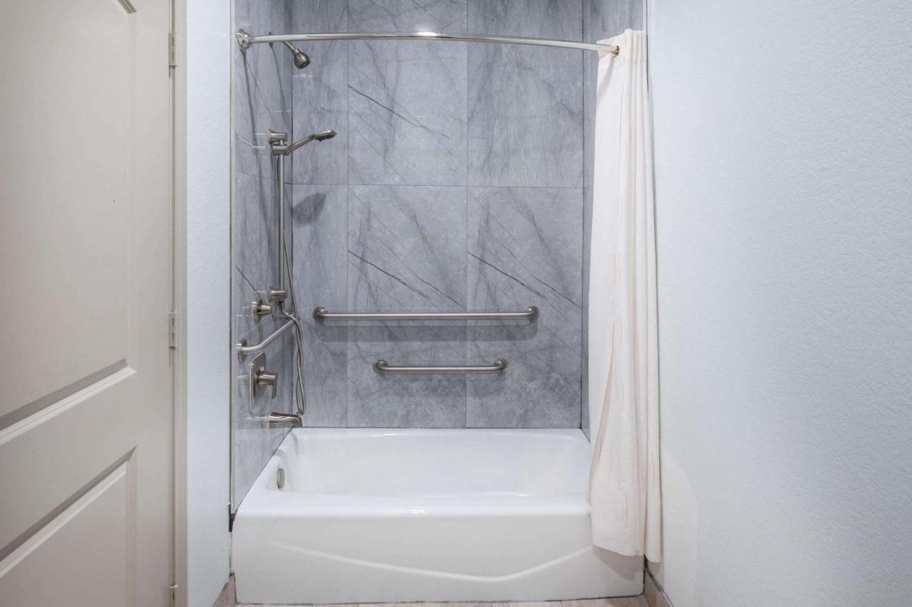 Super 8 By Wyndham Humble Houston Fallcreek Extérieur photo